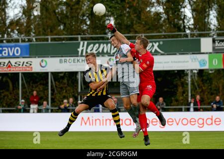 Rijnsburg, pays-Bas. 12 septembre 2020. RIJNSBURG, 12-09-2020, Sportpark Middelmour, Dutch Tweede Divie football Season 2020/2021, Rijnsburgse Boys - Jong Volendam, Rijnsburgse gardien de garçons Wesley Zonneveld (L), Jong Volendam joueur Leon Maloney (M) Credit: Pro Shots/Alay Live News Banque D'Images