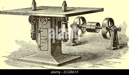 . Journal de chemin de fer de la rue . La stabilité du chariot et le fait que les mâchoires de frein conservent leur position normale pendant la butée, rend cela beaucoup moins nécessaire pour un réglage précis des patins, puisqu'elles sont toujours appliquées sur les roues dans pratiquement le plan de mesure, et il n'est pas possible que le patin de tête soit tiré sous la roue ou que le patin de queue soit soulevé indûment au-dessus de sa position normale. Machine de moulage et de moulage à double arête de broche. La machine illustrée ci-dessous a récemment été brouilltée par J. A Fay & Company pour les travaux légers et, semble-t-il, willpr Banque D'Images