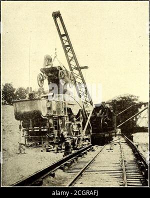 . Journal de chemin de fer électrique . Detroit United Railway—Gravel processus de quai depuis l'arrivée de la voiture de gravier jusqu'au dernier niveau de la voie est payé par la cour cubique de béton placéd. Le gang se compose de huit hommes, deux de whomhandle mélangeur ou voiture. Le tambour de mélange est semblable à ceux utilisés dans les mélangeurs Smith et est de 6 pieds. 6 po de diamètre par 4 pi de mesures intérieures. Un réservoir contenant suffisamment d'eau pour six lots est transporté à l'arrière de la plate-forme de commande. La pelle pour le 6 novembre 1909.] JOURNAL DE CHEMIN DE FER ÉLECTRIQUE. 979 le chargement de la trémie est assuré par deux longs canaux b Banque D'Images