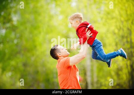 Le père et le fils enfants s'amusent dans le parc d'été. Concept d'enfance en famille heureux Banque D'Images