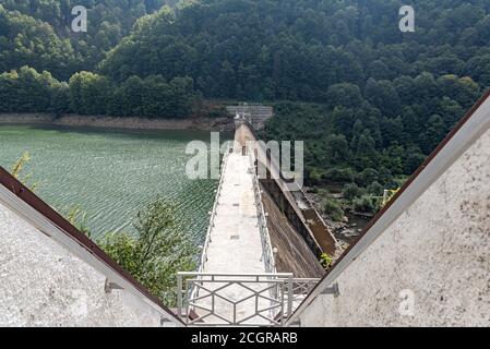 Barrage en béton sur une rivière de montagne. Banque D'Images