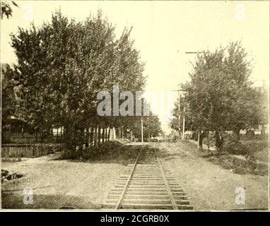 . Le journal de chemin de fer de la rue . qui exploite le réseau local à Anderson. La distance entre Anderson et Summitville est de 17 milles, et entre Alexandria et Elwood de 9 milles. Cette piste, avec les localines à Anderson, fait de l'Union traction Companyssystem 37 miles de long, et avec ceux du Marion CityRailway un total relié système de 80 miles de voie. La ligne de Summitville à Marion appartient à la Marion City Railway Company et a une longueur de 17 miles ; ainsi, le point de raccordement des deux systèmes est à mi-. HARRISON STREET, ALEXANDRIA la carte d'accompagnement, la ligne principale, fonctionnant presque Banque D'Images