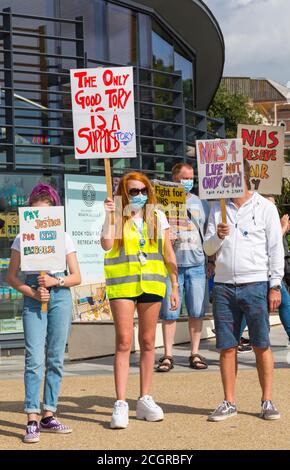 Bournemouth, Dorset, Royaume-Uni. 12 septembre 2020. Les employés du NHS Dorset disent « non » aux inégalités dans le secteur public après que le gouvernement ait annoncé des augmentations de salaire pour d'autres secteurs publics, mais ont exclu les infirmières du NHS et les médecins subalternes. De nombreux travailleurs du NHS se sentent sous-évalués et démoralisés, surchargés de travail et épuisés, ce qui met leur propre santé et leur propre sécurité en danger pendant la pandémie de Covid-19. Crédit : Carolyn Jenkins/Alay Live News Banque D'Images