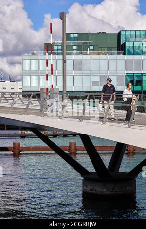 Deux personnes sur Lille Langebro, pont à pied et à vélo à travers le port de Copenhague, BLOX en arrière-plan, Copenhague, Danemark Banque D'Images