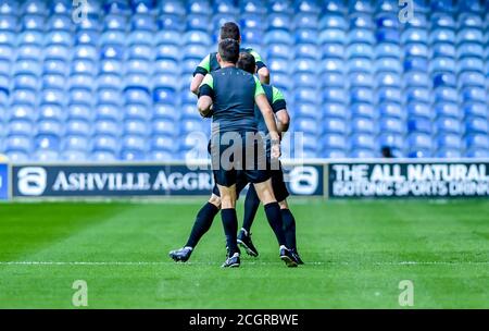 Londres, Royaume-Uni. 12 septembre 2020. Le 12 septembre 2020, Tim Robinson, arbitre de match, et ses assistants se réchauffent avant le match de championnat EFL Sky Bet entre Queens Park Rangers et Nottingham Forest au Kiyan Prince Foundation Stadium, Londres, Angleterre. Photo de Phil Hutchinson. Utilisation éditoriale uniquement, licence requise pour une utilisation commerciale. Aucune utilisation dans les Paris, les jeux ou les publications d'un seul club/ligue/joueur. Crédit : UK Sports pics Ltd/Alay Live News Banque D'Images