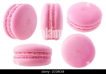 Collection isolée de macarons roses. Macarons de fraise ou de framboise à différents angles isolés sur fond blanc Banque D'Images