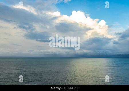 vue sur l'horizon de la mer avec un nuage spectaculaire le matin, image prise à gokarna karnataka inde. elle montre la beauté immaculée de la plage de gokarna de hil Banque D'Images