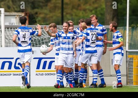 SPAKENBURG, 12-09-2020 ,de Westmaat Tweede Divisie, football néerlandais, saison 2020 - 2021 joueurs Spakenburg célèbrent le but du joueur Spakenburg Robin Eindhoven Pendant le match Spakenburg - Kozakken Boys Banque D'Images