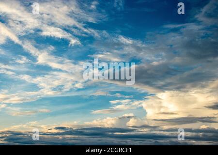 un ciel spectaculaire le soir rempli de nuages est l'image montrant la beauté sereine de la nature. Banque D'Images