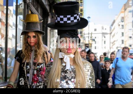 Mayfair, Londres, Royaume-Uni, 22 juin 2019. Des mannequins défilent le long d'une rue Mayfair avec des tenues extravagantes, un défilé de mode pour le designer Pierre Garroudi Banque D'Images