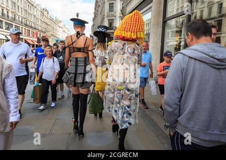 Mayfair, Londres, Royaume-Uni, 22 juin 2019. Les gens se lassent comme des modèles de promenade sur Regent Street dans un spectacle de mode extravagant de flashmob pour le designer Pierre Garroudi Banque D'Images