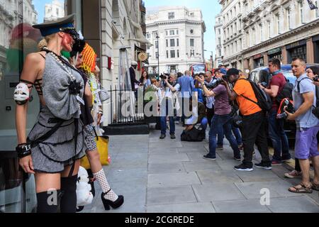Mayfair, Londres, Royaume-Uni, 22 juin 2019. Les modèles posent pour les photographes dans un spectacle de mode extravagant de flashmob pour le designer Pierre Garroudi Banque D'Images