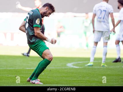 Augsbourg, Allemagne. 12 septembre 2020. Football: Coupe DFB, Eintracht celle - FC Augsburg, 1er tour, WWK Arena. Daniel Caligiuri d'Augsburg applaudit après son but pour 0:2. Crédit : Tom Weller/dpa - REMARQUE IMPORTANTE : Conformément aux règlements de la DFL Deutsche Fußball Liga et de la DFB Deutscher Fußball-Bund, il est interdit d'exploiter ou d'exploiter dans le stade et/ou à partir du jeu pris des photos sous forme d'images de séquences et/ou de séries de photos de type vidéo./dpa/Alay Live News Banque D'Images