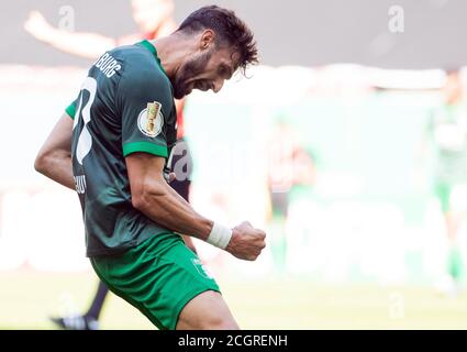 Augsbourg, Allemagne. 12 septembre 2020. Football: Coupe DFB, Eintracht celle - FC Augsburg, 1er tour, WWK Arena. Daniel Caligiuri d'Augsburg applaudit après son but pour 0:2. Crédit : Tom Weller/dpa - REMARQUE IMPORTANTE : Conformément aux règlements de la DFL Deutsche Fußball Liga et de la DFB Deutscher Fußball-Bund, il est interdit d'exploiter ou d'exploiter dans le stade et/ou à partir du jeu pris des photos sous forme d'images de séquences et/ou de séries de photos de type vidéo./dpa/Alay Live News Banque D'Images