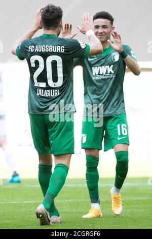 Augsbourg, Allemagne. 12 septembre 2020. Football: Coupe DFB, Eintracht celle - FC Augsburg, 1er tour, WWK Arena. Daniel Caligiuri d'Augsbourg (l) applaudit après son but pour le 0:2 avec Ruben Vargas d'Augsbourg (r). Crédit : Tom Weller/dpa - REMARQUE IMPORTANTE : Conformément aux règlements de la DFL Deutsche Fußball Liga et de la DFB Deutscher Fußball-Bund, il est interdit d'exploiter ou d'exploiter dans le stade et/ou à partir du jeu pris des photos sous forme d'images de séquences et/ou de séries de photos de type vidéo./dpa/Alay Live News Banque D'Images