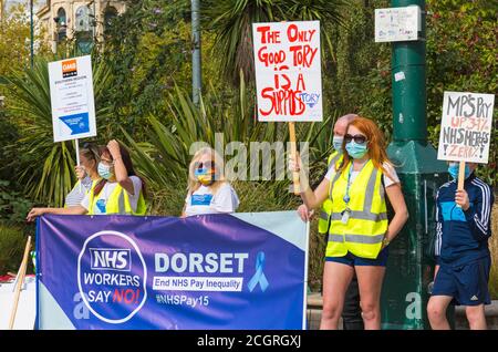 Bournemouth, Dorset, Royaume-Uni. 12 septembre 2020. Les employés du NHS Dorset disent « non » aux inégalités dans le secteur public après que le gouvernement ait annoncé des augmentations de salaire pour d'autres secteurs publics, mais ont exclu les infirmières du NHS et les médecins subalternes. De nombreux travailleurs du NHS se sentent sous-évalués et démoralisés, surchargés de travail et épuisés, ce qui met leur propre santé et leur propre sécurité en danger pendant la pandémie de Covid-19. Crédit : Carolyn Jenkins/Alay Live News Banque D'Images