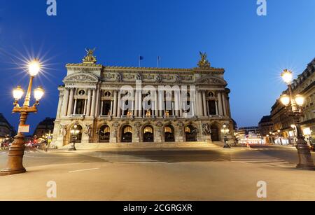 Vue nocturne de l'Opéra National de Paris. France. Banque D'Images