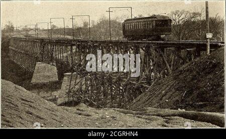 . Journal de chemin de fer de la rue . 730 STREET RAILWAY JOURNAL. [Vol XXL N° 20. National Pike, une ancienne route du gouvernement, et entre WestJefferson et Columbus, la route traverse le côté de la voie de haute sous une franchise de vingt-cinq ans. Cela revient à peu près à un droit de passage privé, puisque l'autoroute est près de 100. BIG DARBY BRIDGE, C, L. & S. ft. De large et la voie est séparée de la route du wagon par la ligne de poteau de fossé; si désiré, l'entreprise peut border sa voie sous la franchise. L'équilibre de la route se trouve sur une voie privée d'une largeur de 50 à 100 pieds. Une fonction unique Banque D'Images