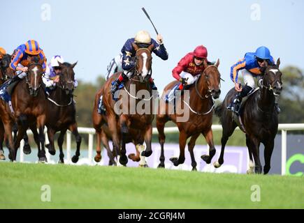 Champers Elysees et Colin Keane (au centre) remportent les piquets de Matron « justify » de Coolmore America lors du premier jour du week-end des champions irlandais de Longines à l'hippodrome de Leopardstown, à Dublin. Banque D'Images