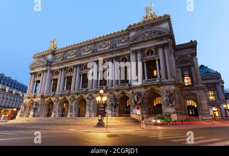 Vue nocturne de l'Opéra National de Paris. France. Banque D'Images