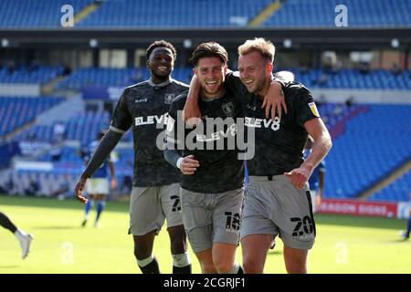 Jordan Rhodes, de Sheffield mercredi (r), fête avec son coéquipier Josh Windross (c) après qu'il a terminé le deuxième but de ses équipes. Match de championnat EFL Skybet, Cardiff City et Sheffield mercredi au Cardiff City Stadium de Cardiff, pays de Galles, le samedi 12 septembre 2020. Cette image ne peut être utilisée qu'à des fins éditoriales. Utilisation éditoriale uniquement, licence requise pour une utilisation commerciale. Aucune utilisation dans les Paris, les jeux ou les publications d'un seul club/ligue/joueur. photo par Andrew Orchard/Andrew Orchard sports photographie/Alamy Live news Banque D'Images