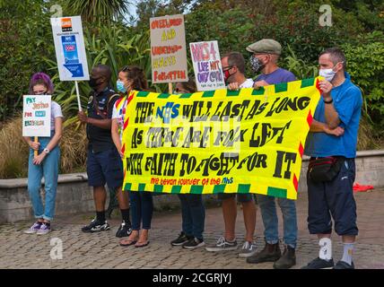 Bournemouth, Dorset, Royaume-Uni. 12 septembre 2020. Les employés du NHS Dorset disent « non » aux inégalités dans le secteur public après que le gouvernement ait annoncé des augmentations de salaire pour d'autres secteurs publics, mais ont exclu les infirmières du NHS et les médecins subalternes. De nombreux travailleurs du NHS se sentent sous-évalués et démoralisés, surchargés de travail et épuisés, ce qui met leur propre santé et leur propre sécurité en danger pendant la pandémie de Covid-19. Crédit : Carolyn Jenkins/Alay Live News Banque D'Images