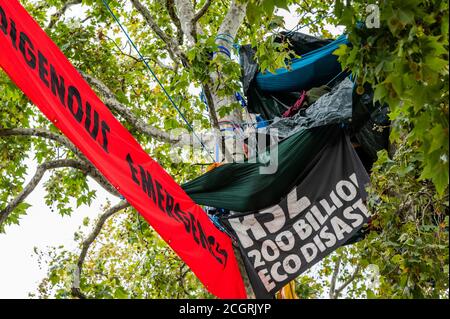 Londres, Royaume-Uni. 12 septembre 2020. Les manifestations actuelles de la rébellion en voie d'extinction sont maintenant terminée, mais une protestation anti HS2 reste dans les arbres au-dessus de la place du Parlement. Crédit : Guy Bell/Alay Live News Banque D'Images