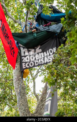 Londres, Royaume-Uni. 12 septembre 2020. Les manifestations actuelles de la rébellion en voie d'extinction sont maintenant terminée, mais une protestation anti HS2 reste dans les arbres au-dessus de la place du Parlement. Crédit : Guy Bell/Alay Live News Banque D'Images