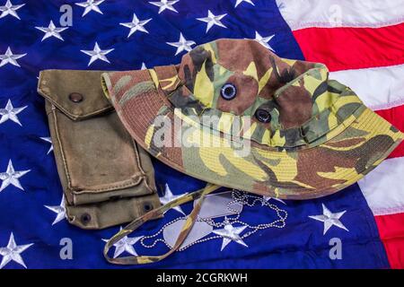 Vietnam Vet Jungle Green Hat & Ammo Pouch sur American Drapeau Banque D'Images