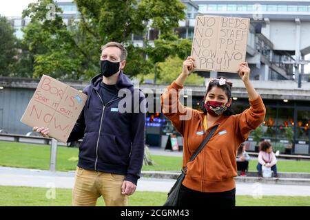 Manchester, Royaume-Uni. 12 septembre 2020. Un rassemblement de protestation socialement distancé du NHS « Pay Up Now » a lieu à Piccadilly Gardens, Manchester. Manchester, Royaume-Uni. Credit: Barbara Cook/Alay Live News Banque D'Images