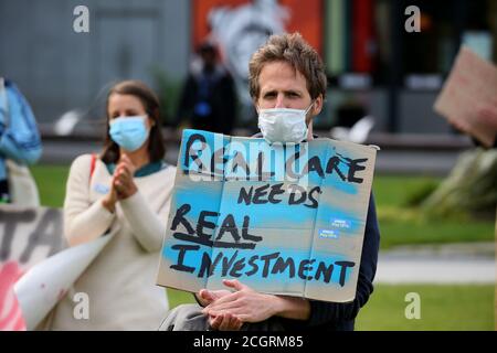 Manchester, Royaume-Uni. 12 septembre 2020. Un rassemblement de protestation socialement distancé du NHS « Pay Up Now » a lieu à Piccadilly Gardens, Manchester. Manchester, Royaume-Uni. Credit: Barbara Cook/Alay Live News Banque D'Images