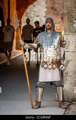 Belgrade / Serbie - 9 septembre 2018 : homme portant l'armure d'un chevalier serbe médiéval aux portes de la forteresse de Belgrade dans le parc Kalemegdan à Belgrade Banque D'Images