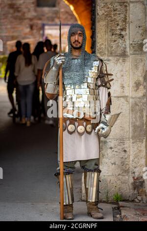 Belgrade / Serbie - 9 septembre 2018 : homme portant l'armure d'un chevalier serbe médiéval aux portes de la forteresse de Belgrade dans le parc Kalemegdan à Belgrade Banque D'Images