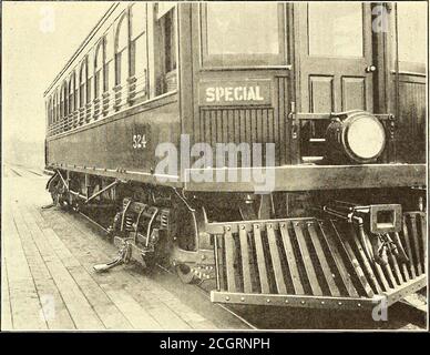 . Journal de chemin de fer de la rue . 5. Cela donne une résistance de 0.0494 ohms par mille; en d'autres termes, la conductivité du rail est équivalente à 1,023,000 circ. Mils de cuivre. Cette conductivité est suffisamment grande pour qu'aucun chargeur auxiliaire d. c. ne soit nécessaire. Les joints dans le troisième rail sont madepar des barres d'épissure ordinaires à deux boulons avec des boulons de diamètre de yi-in. La ligne centrale du rail est portée à 32 in. À l'extérieur de la ligne de jauge de la voie et sa surface inférieure est de 2^ in. Au-dessus du haut du rail de mise en place. Ces dimensions correspondent à celles du New York Centraland The long Island Railroa Banque D'Images