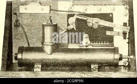 . Le journal de chemin de fer de la rue . où il pourrait parfois être en chemin. Le fonctionnement de ce moteur-compresseur pendant trente secondes comprime suffisamment d'air pour suflisier pendant une demi-douzaine d'arrêts. Il sera assiéé de ceci que le moteur-compresseur est inactif niost du temps, assurant ainsi la longue durée de vie de l'appareil. Les vibrations sont prises par les coussins qui empêchent la transmission du bruit à la voiture, et le compresseur à rotor fonctionne très silencieusement. La compacité de l'ap-paratus permet de le suspendre sous la f^oor de la carin au cas où il ne serait pas souhaitable de le mettre sur la plate-forme ou le tinderthe ca Banque D'Images