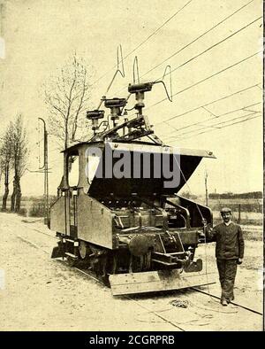 . Le journal de chemin de fer de la rue . en incluant leur propre poids) jusqu'à la pente la plus abrupte de 2,5 %. Le poids d'une locomotive complète est de 30 tonnes, réparties entre deux essieux. Deux moteurs de 150 ch chacun sont montés sur un arbre commun à mi-chemin entre ces deux essieux, et entraînent d'abord à l'aide d'un réducteur un axe intermeet à partir de cet essieu à l'aide de bielles les quatre roues motrices. Lecco-Colico-Sondrio-Chiavenna Railway.—en 1901 Ganz & Co., de Budapest, a fini l'équipement électrique de ce qui est habituellement appelé le Valtellina Railway dans la partie nord de l'Italie Banque D'Images