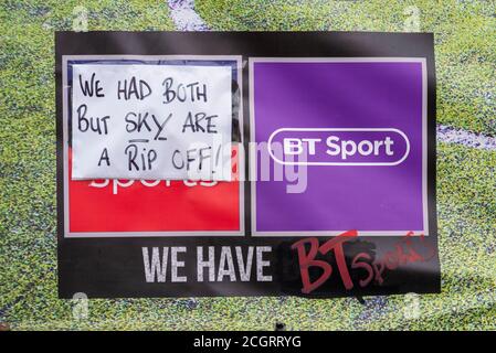 Panneau abusif devant le pub de Southend on Sea, accusant Sky Television d'être une arnaque. Publicité de la couverture TV BT Sport pour les clients à regarder Banque D'Images