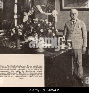 . Baltimore and Ohio Employees magazine . ilding in Balti-more, il y a des années, l'a écrit comme suit: New York, 9 octobre 1923My cher M. Haulenbeek: Je regrette que mon absence de la cityempêche d'être présent avec d'autres de vos associés lors de la présentation de votre deux anniversaire. Je me rappelle très distinctement le jour où vous avez célébré votre 50e anniversaire, et il m'a semblé alors que vous étiez un homme mucholder que vous êtes maintenant. Les années inter-vening, qui ont si rapidement spé, ont été marquées par beaucoup de périodes intéressantes aussi bien que exigeantes, mais tout ce qui a été fait t Banque D'Images