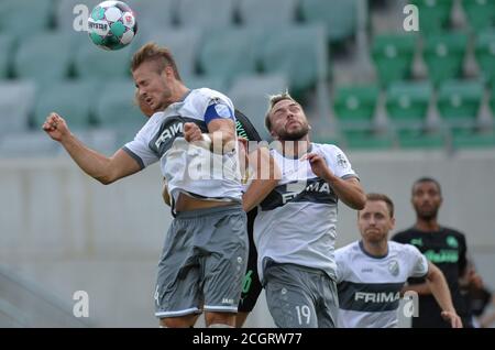 12 septembre 2020, Bavière, Fürth: Football: Coupe DFB, RSV Meinerzhagen - SpVgg Greuther Fürth, 1er tour: Sven Wurm de Meinerzhagen dirige le ballon à côté de Nils Buchwalder. Photo: Timm Schamberger/dpa - NOTE IMPORTANTE: Conformément aux règlements de la DFL Deutsche Fußball Liga et de la DFB Deutscher Fußball-Bund, il est interdit d'exploiter ou d'exploiter dans le stade et/ou à partir du jeu pris des photos sous forme d'images de séquence et/ou de séries de photos de type vidéo. Banque D'Images