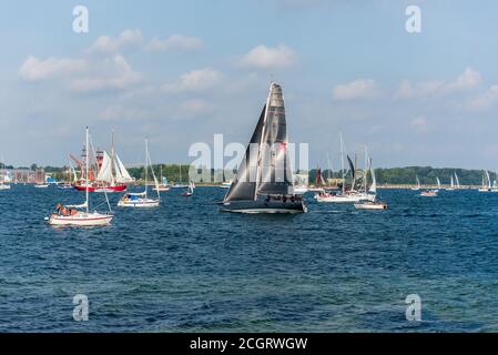 Auf der Kieler Förde fand heute (12.09.20) zur Kieler Woche 2020 die traditionelle Windjammerparade in veränderter, kleinerer Form statt. Banque D'Images