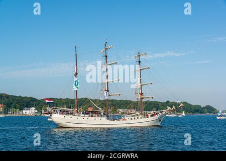 Auf der Kieler Förde fand heute (12.09.20) zur Kieler Woche 2020 die traditionelle Windjammerparade in veränderter, kleinerer Form statt. Banque D'Images