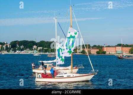 Auf der Kieler Förde fand heute (12.09.20) zur Kieler Woche 2020 die traditionelle Windjammerparade in veränderter, kleinerer Form statt. Banque D'Images