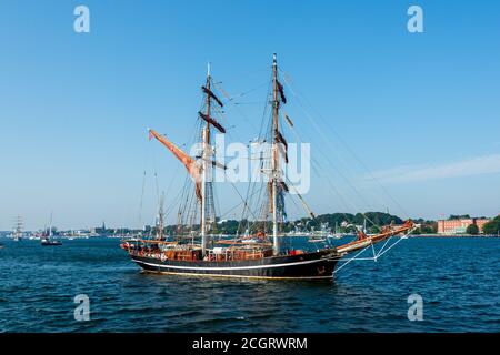 Auf der Kieler Förde fand heute (12.09.20) zur Kieler Woche 2020 die traditionelle Windjammerparade in veränderter, kleinerer Form statt. Banque D'Images