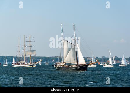 Auf der Kieler Förde fand heute (12.09.20) zur Kieler Woche 2020 die traditionelle Windjammerparade in veränderter, kleinerer Form statt. Banque D'Images