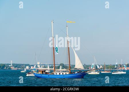 Auf der Kieler Förde fand heute (12.09.20) zur Kieler Woche 2020 die traditionelle Windjammerparade in veränderter, kleinerer Form statt. Banque D'Images