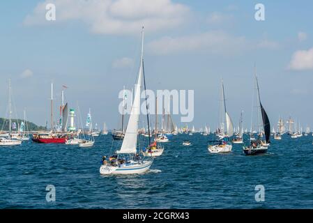 Auf der Kieler Förde fand heute (12.09.20) zur Kieler Woche 2020 die traditionelle Windjammerparade in veränderter, kleinerer Form statt. Banque D'Images