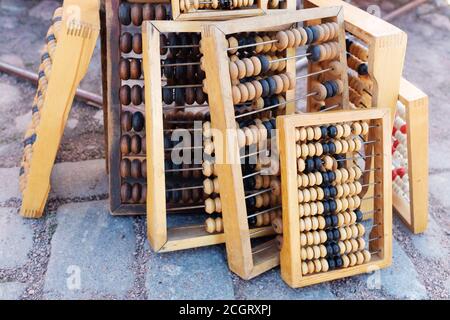 abacus en bois rétro se trouve dans un tas sur le sol Banque D'Images