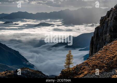 Une inversion automnale des nuages du colle Fauniera un col de montagne dans les Alpes Cottiennes à la frontière France/Italie Banque D'Images