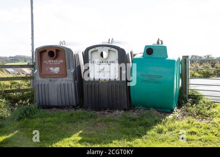 Un banc de bouteilles rural pour le verre et les bouteilles recyclés, clair, vert et brun situé sur le bord d'un parc public à Huddersfield, West Yorkshire UK Banque D'Images