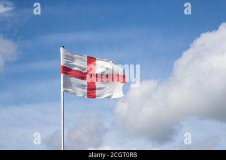 Le drapeau d'Angleterre, une croix rouge centrée sur un champ blanc dérivé de la croix de St George flotte dans la brise contre un ciel bleu d'été Banque D'Images